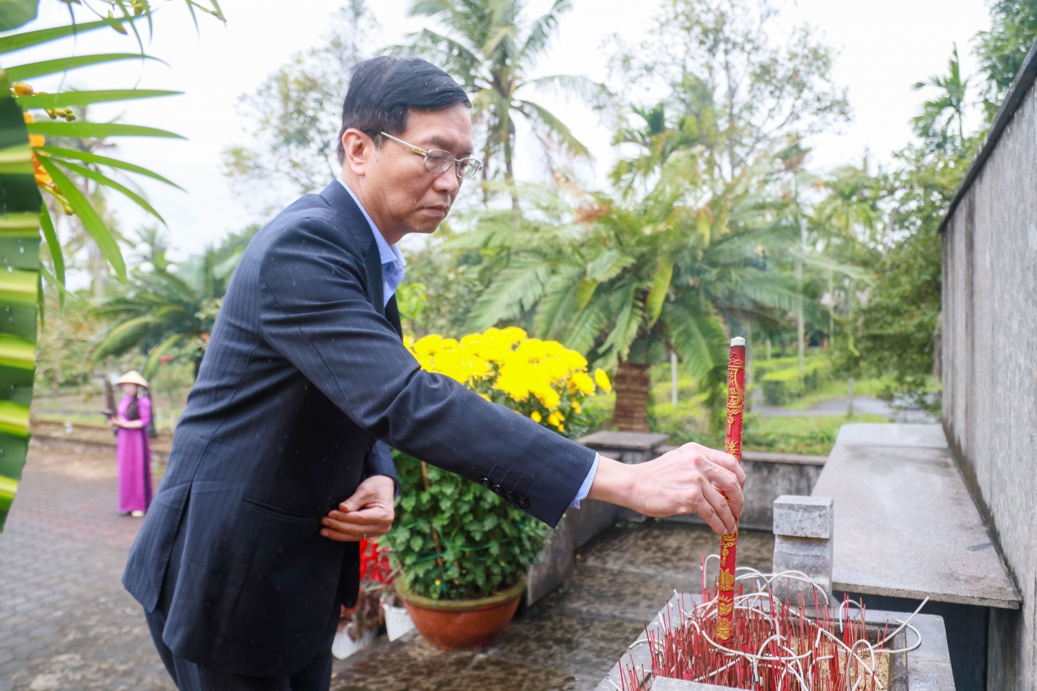 8.	Đồng chí Trần Quang Dũng – Phó Bí thư Thường trực Đảng uỷ Tập đoàn bày tỏ lòng tiếc thương đối với những nạn nhân của vụ thảm sát Sơn Mỹ.