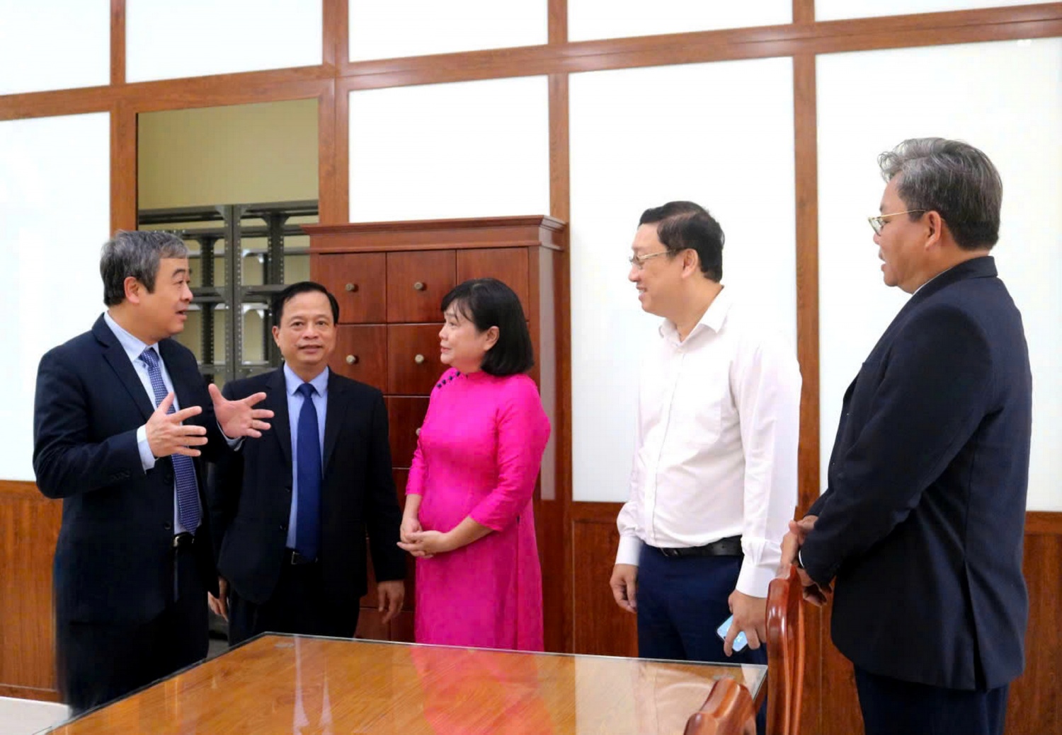 Các đại biểu tham quan công trình nhà đa năng và thư viện đạt chuẩn quốc gia Các đại biểu tham quan công trình nhà đa năng và thư viện đạt chuẩn quốc gia