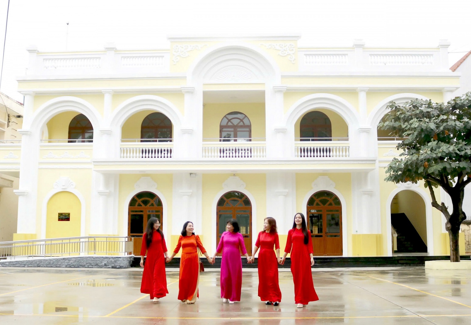 Các cô giáo và học sinh trường Quốc học Quy Nhơn hân hoan bên công trình mới Các cô giáo và học sinh trường Quốc học Quy Nhơn hân hoan bên công trình mới