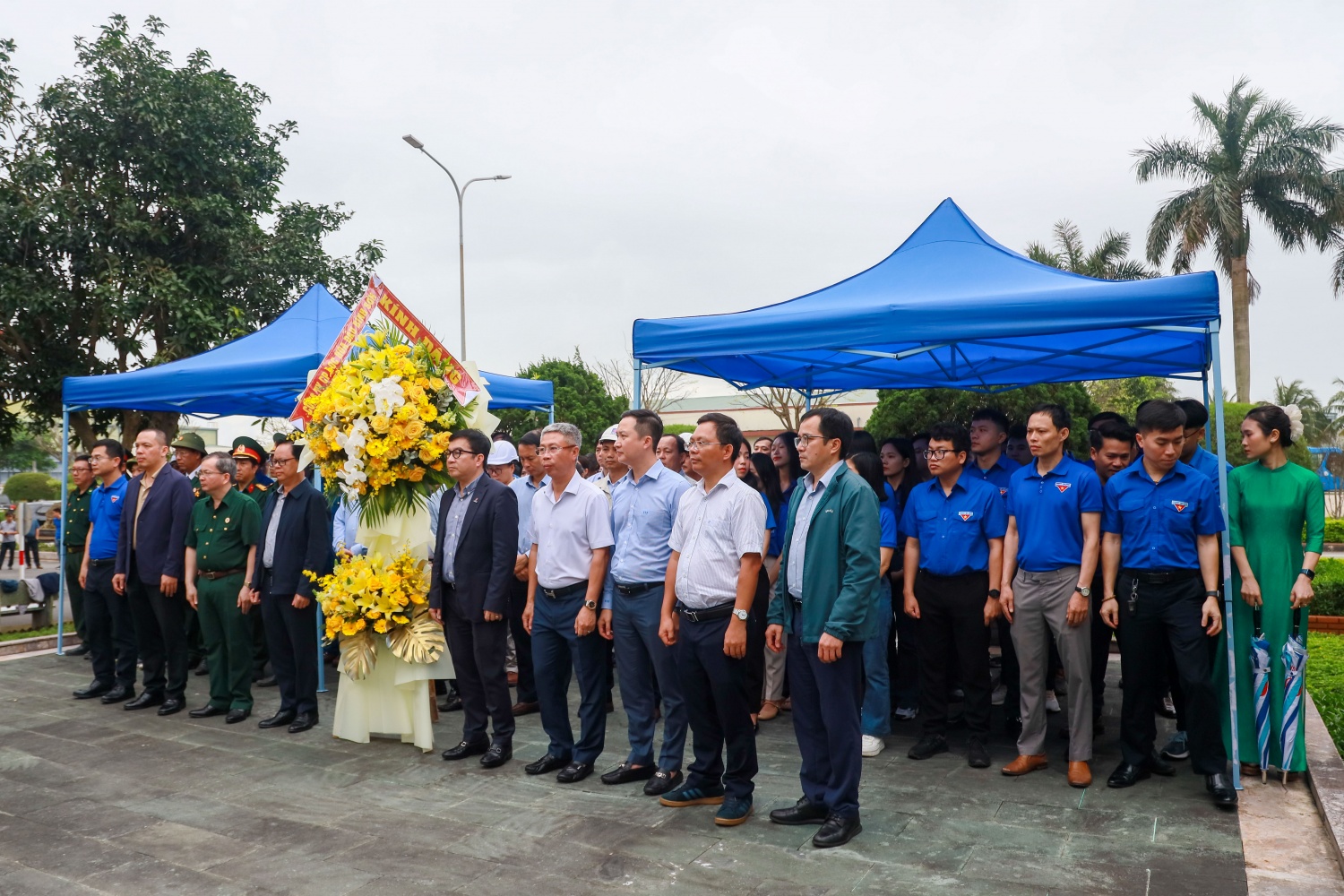 Ban lãnh đạo và các tổ chức đoàn thể BSR tổ chức dâng hoa tưởng niệm và báo công lên cố Thủ tướng Võ Văn Kiệt. Ban lãnh đạo và các tổ chức đoàn thể BSR tổ chức dâng hoa tưởng niệm và báo công lên cố Thủ tướng Võ Văn Kiệt.