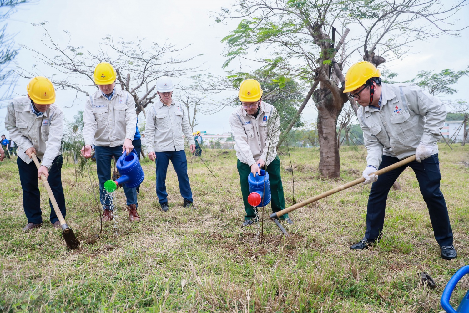 Tổng Giám đốc BSR Nguyễn Việt Thắng (ngoài cùng bên phải) cùng Ban lãnh đạo BSR tham gia chương trình trồng cây nhân kỷ niệm 16 năm ngày xuất bán dòng sản phẩm thương mại đầu tiên của NMLD Dung Quất. Tổng Giám đốc BSR Nguyễn Việt Thắng (ngoài cùng bên phải) cùng Ban lãnh đạo BSR tham gia chương trình trồng cây nhân kỷ niệm 16 năm ngày xuất bán dòng sản phẩm thương mại đầu tiên của NMLD Dung Quất.