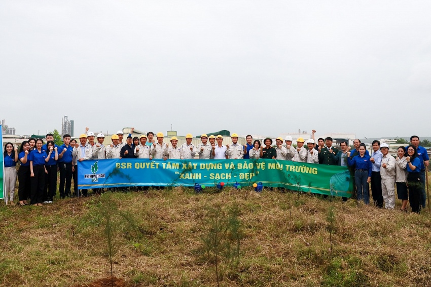 BSR organized a ceremony to celebrate the 16th anniversary of the first commercial product line of Dung Quat Refinery and the tree planting event at the beginning of Spring. BSR organized a ceremony to celebrate the 16th anniversary of the first commercial product line of Dung Quat Refinery and the tree planting event at the beginning of Spring.
