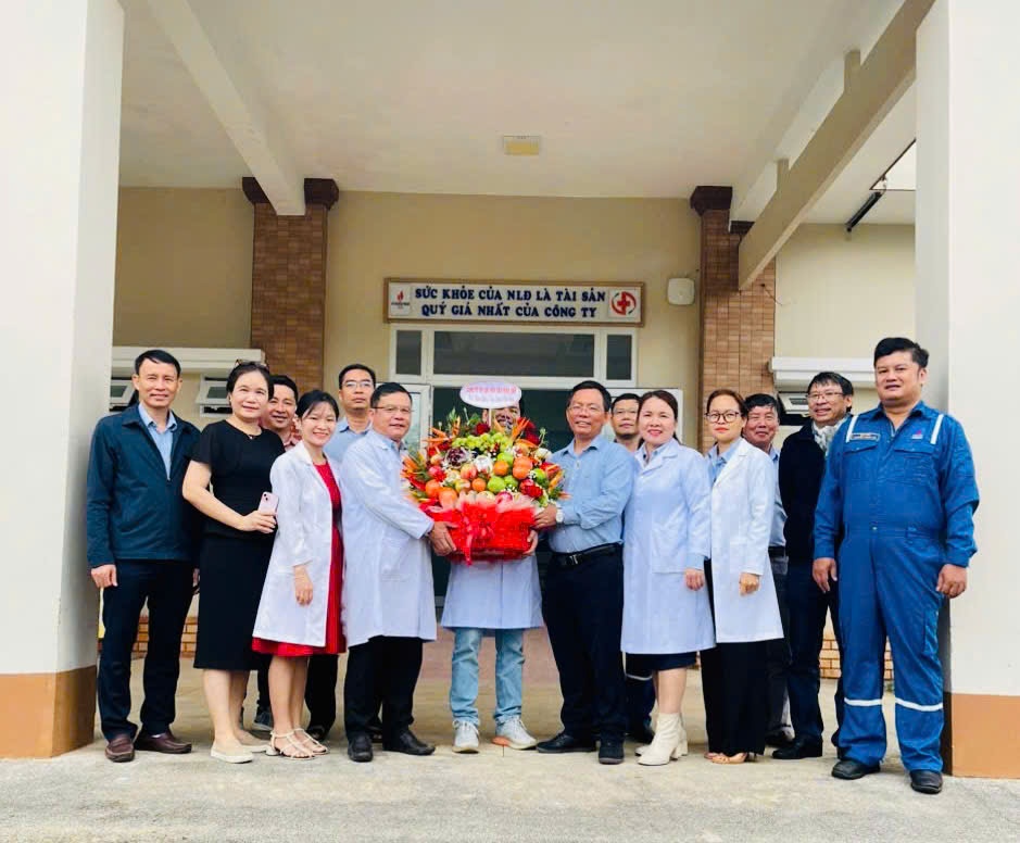 Ông Cao Tuấn Sĩ – Giám đốc NMLD Dung Quất (cầm hoa bên phải) cùng đại diện các Ban chức năng tặng hoa chúc mừng các bác sĩ, y tá, nhân viên của Trạm Y tế NMLD Dung Quất nhân ngày Thầy thuốc Việt Nam (27/2).