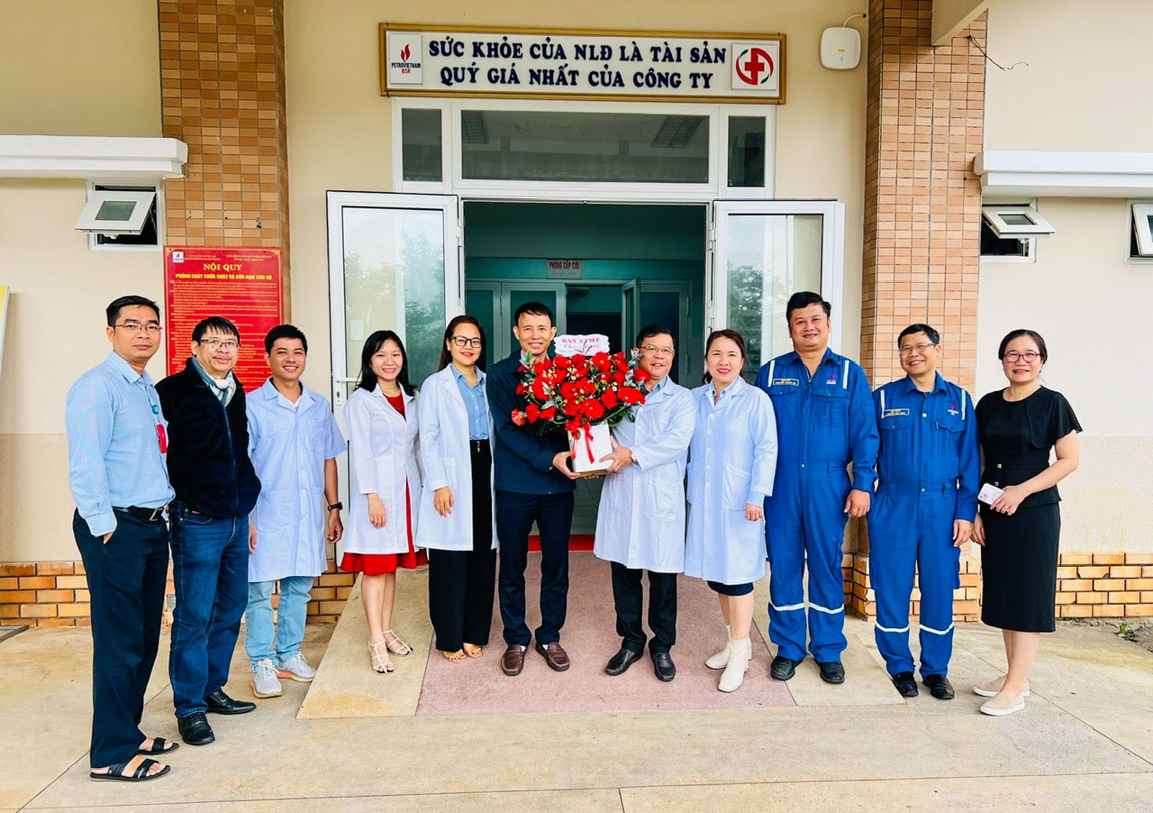 Ông Nguyễn Quang Hưng – Trưởng Ban ATMT BSR (đứng giữa, áo xanh đậm) cùng các CBCNV thăm và tặng choc ho đại diện Trạm Y tế NMLD Dung Quất.