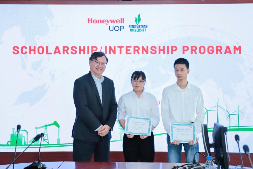 Honeywell UOP trao tặng học bổng cho sinh viên xuất sắc PVU Honeywell UOP trao tặng học bổng cho sinh viên PVU xuất sắc