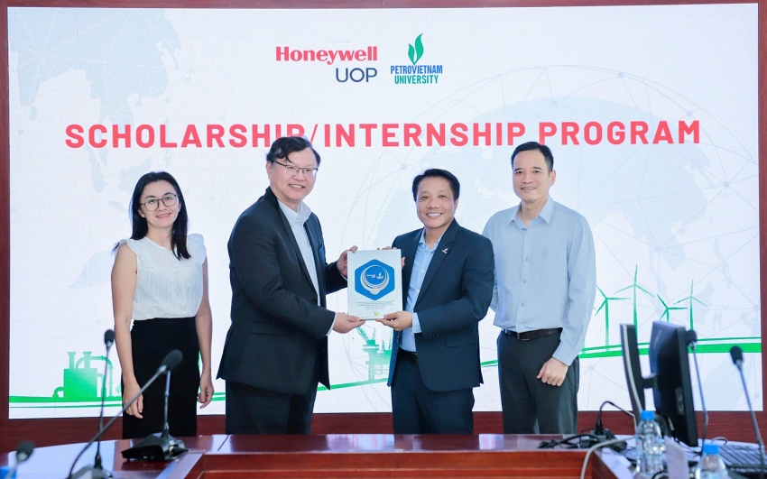 Honeywell UOP trao tặng học bổng cho sinh viên xuất sắc PVU Honeywell UOP trao tặng học bổng cho sinh viên PVU xuất sắc