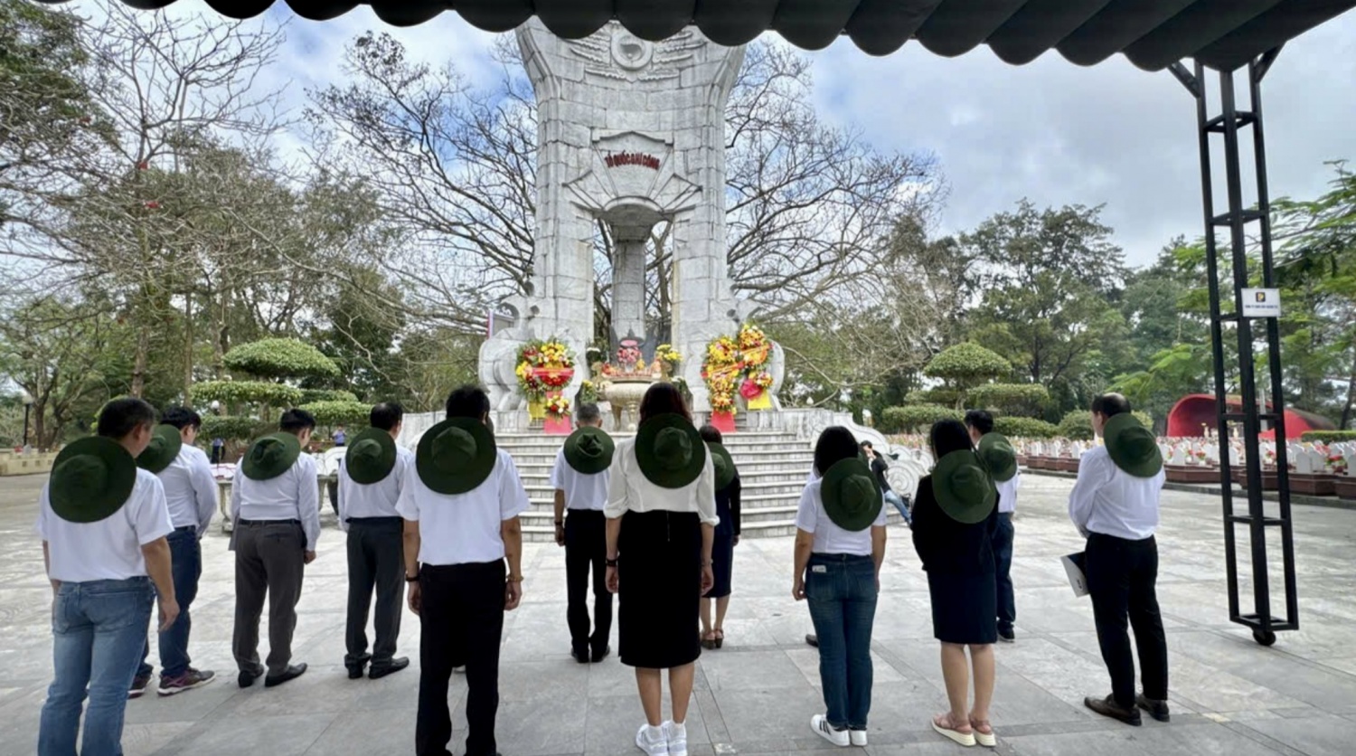 Chi bộ EIC: Lễ kết nạp đảng viên mới đầy ý nghĩa tại Nghĩa trang liệt sĩ Quốc gia Trường Sơn Chi bộ EIC: Lễ kết nạp đảng viên mới đầy ý nghĩa tại Nghĩa trang liệt sĩ Quốc gia Trường Sơn