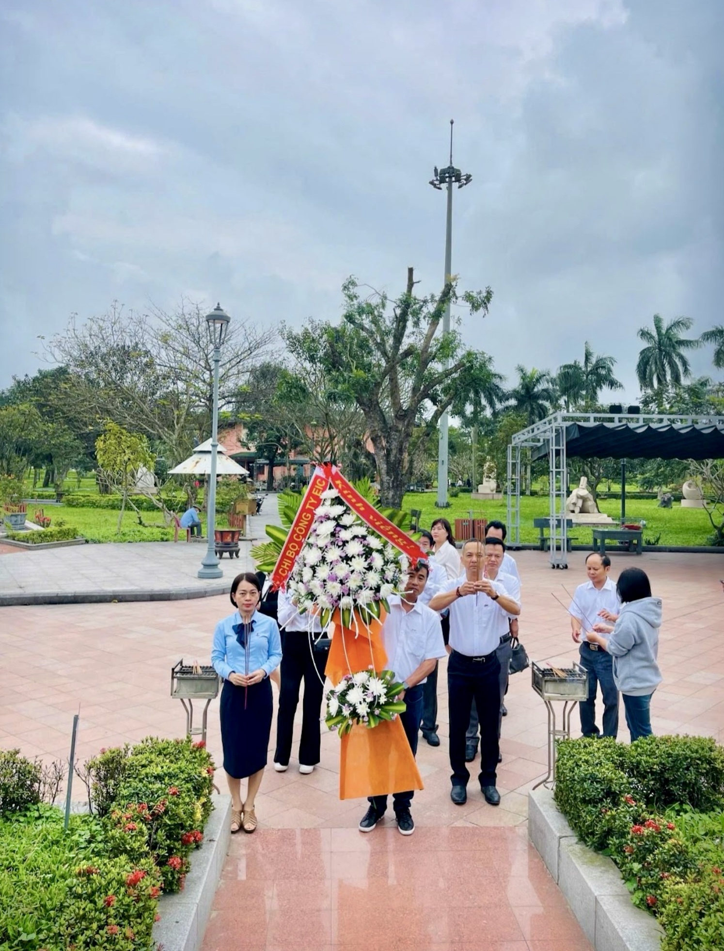 Chi bộ EIC: Lễ kết nạp đảng viên mới đầy ý nghĩa tại Nghĩa trang liệt sĩ Quốc gia Trường Sơn Chi bộ EIC: Lễ kết nạp đảng viên mới đầy ý nghĩa tại Nghĩa trang liệt sĩ Quốc gia Trường Sơn