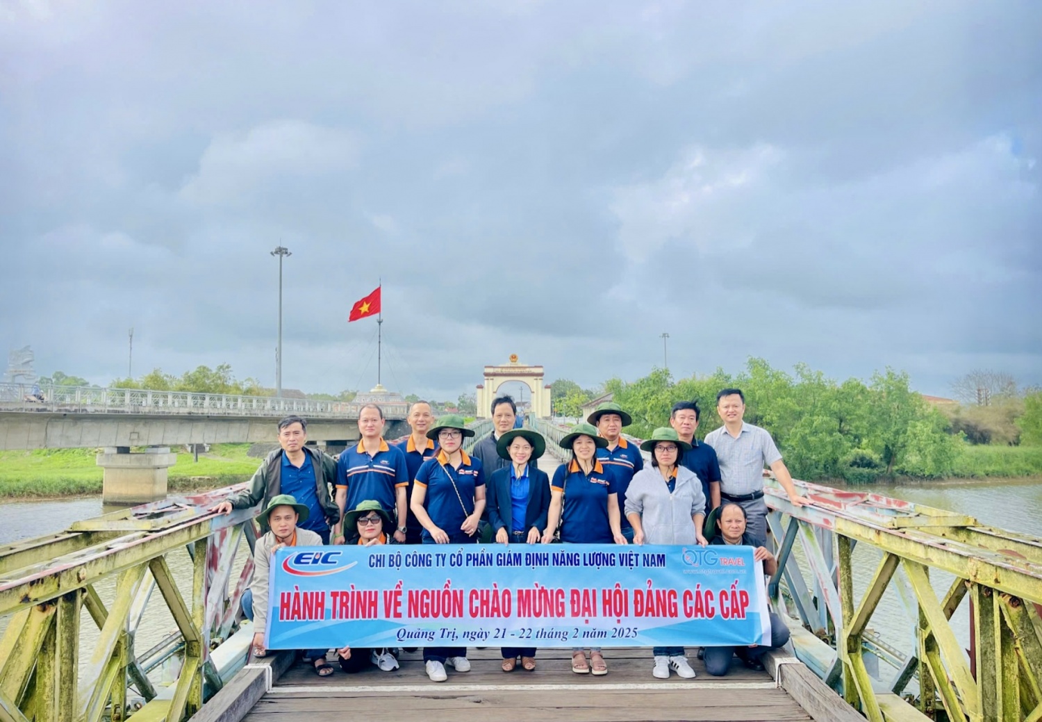 Chi bộ EIC: Lễ kết nạp đảng viên mới đầy ý nghĩa tại Nghĩa trang liệt sĩ Quốc gia Trường Sơn Chi bộ EIC: Lễ kết nạp đảng viên mới đầy ý nghĩa tại Nghĩa trang liệt sĩ Quốc gia Trường Sơn