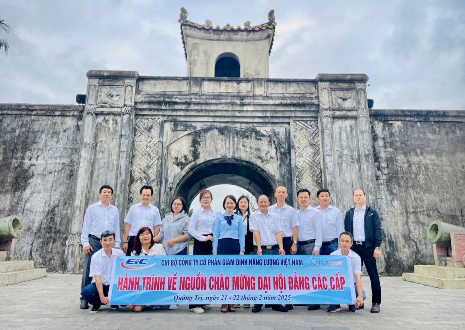 Chi bộ EIC: Lễ kết nạp đảng viên mới đầy ý nghĩa tại Nghĩa trang liệt sĩ Quốc gia Trường Sơn Chi bộ EIC: Lễ kết nạp đảng viên mới đầy ý nghĩa tại Nghĩa trang liệt sĩ Quốc gia Trường Sơn