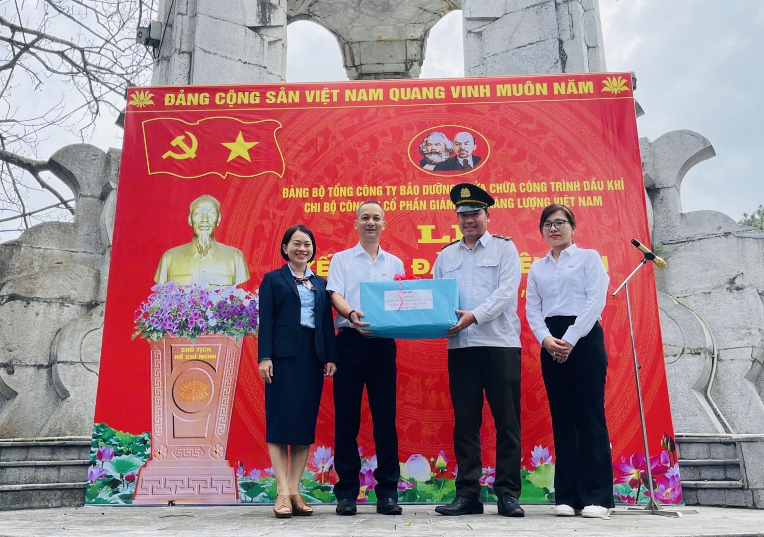 Chi bộ EIC: Lễ kết nạp đảng viên mới đầy ý nghĩa tại Nghĩa trang liệt sĩ Quốc gia Trường Sơn Chi bộ EIC: Lễ kết nạp đảng viên mới đầy ý nghĩa tại Nghĩa trang liệt sĩ Quốc gia Trường Sơn