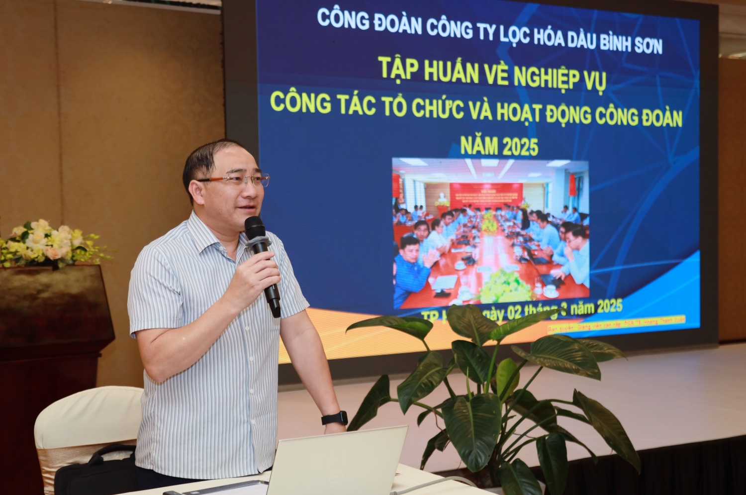 PGS, TS. Hoàng Thanh Xuân - Viện Trưởng Viện Đào tạo Bồi dưỡng và Hợp tác Quốc tế trường Đại học Công đoàn truyền đạt các kiến thức để nâng cao kỹ năng cho các cán bộ Công đoàn BSR.