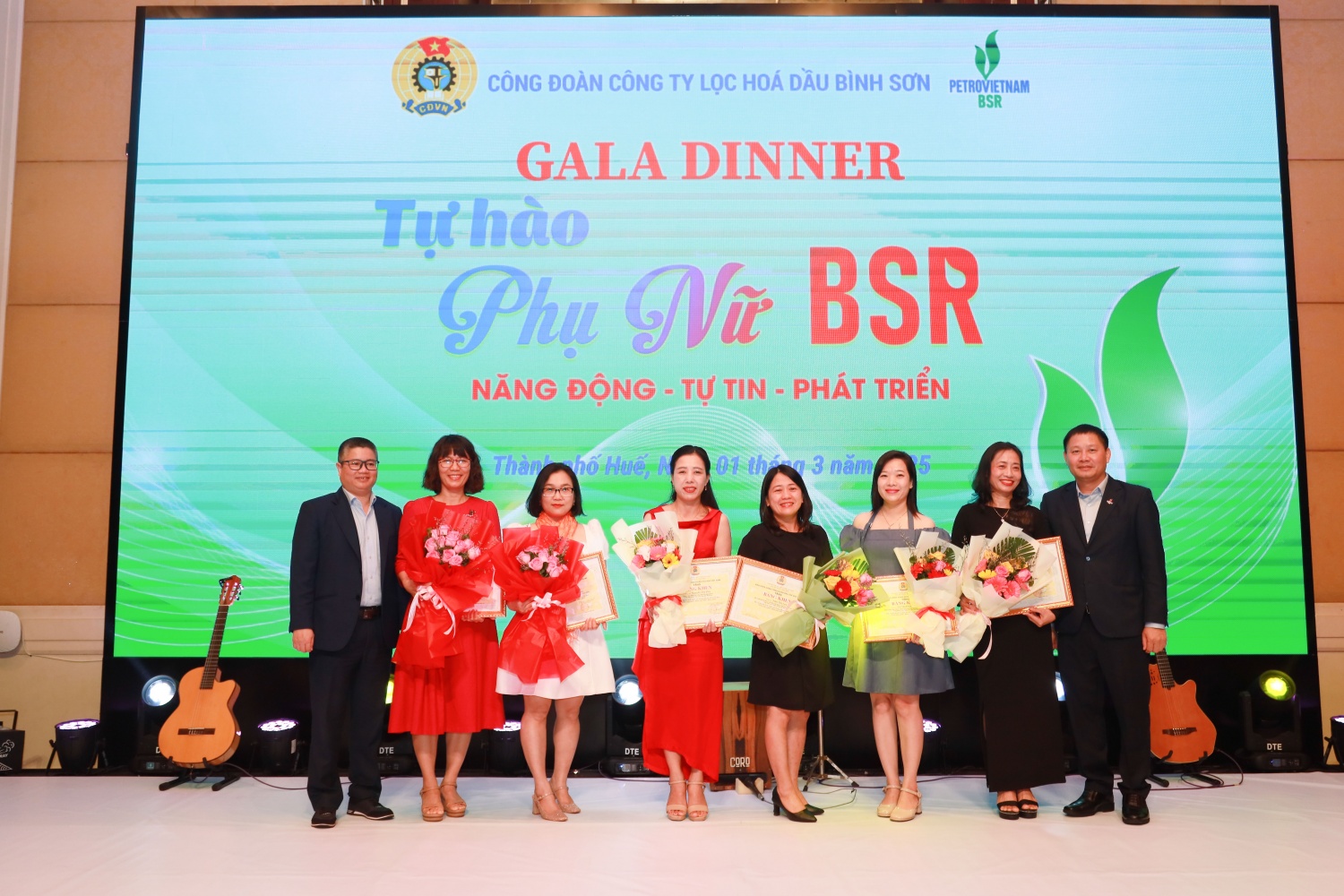 Đại diện Ban lãnh đạo BSR, Công đoàn BSR thay mặt CĐ DKVN trao tặng bằng khen cho các nữ CBNV có thành tích xuất sắc trong phong trào thi đua “Giỏi việc nước – Đảm việc nhà” năm 2024.