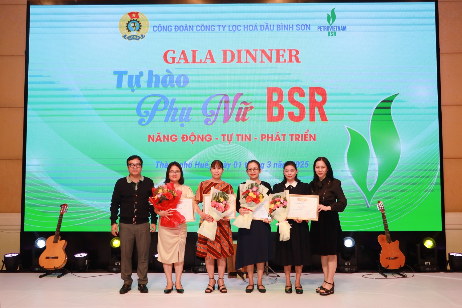 4 nữ CBNV được Công được BSR trao tặng giấy khen với thành tích xuất sắc trong phong trào thi đua “Giỏi việc nước – Đảm việc nhà” năm 2024.