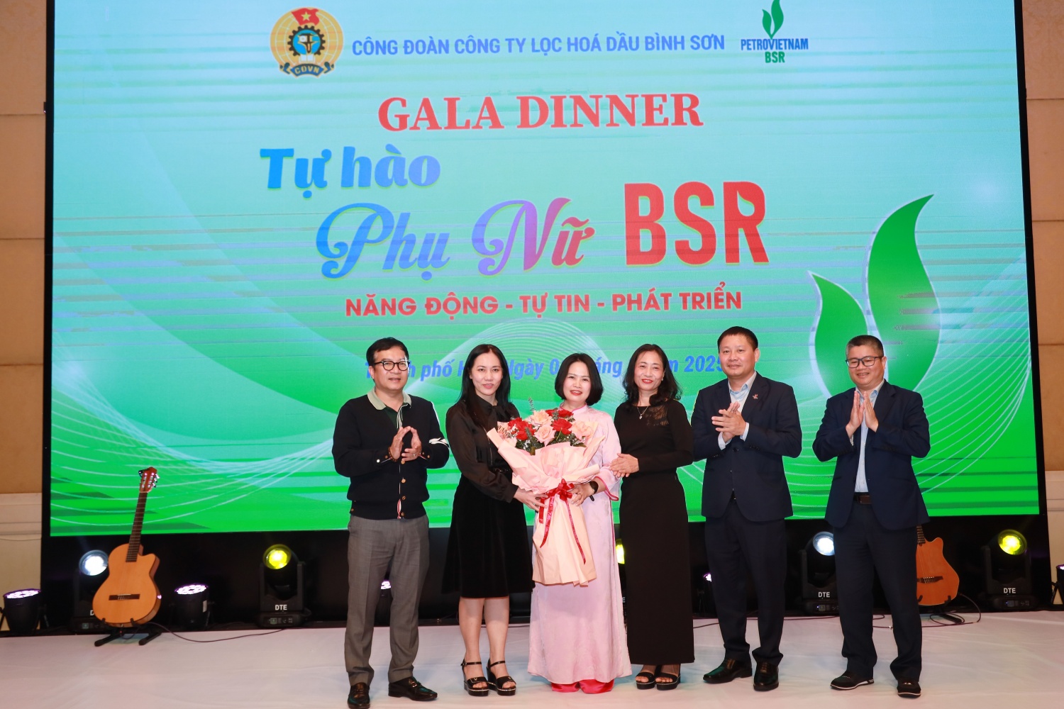 Ban lãnh đạo BSR tặng hoa cho đại diện Phụ nữ BSR nhân dịp Ngày Quốc tế Phụ nữ 8/3.