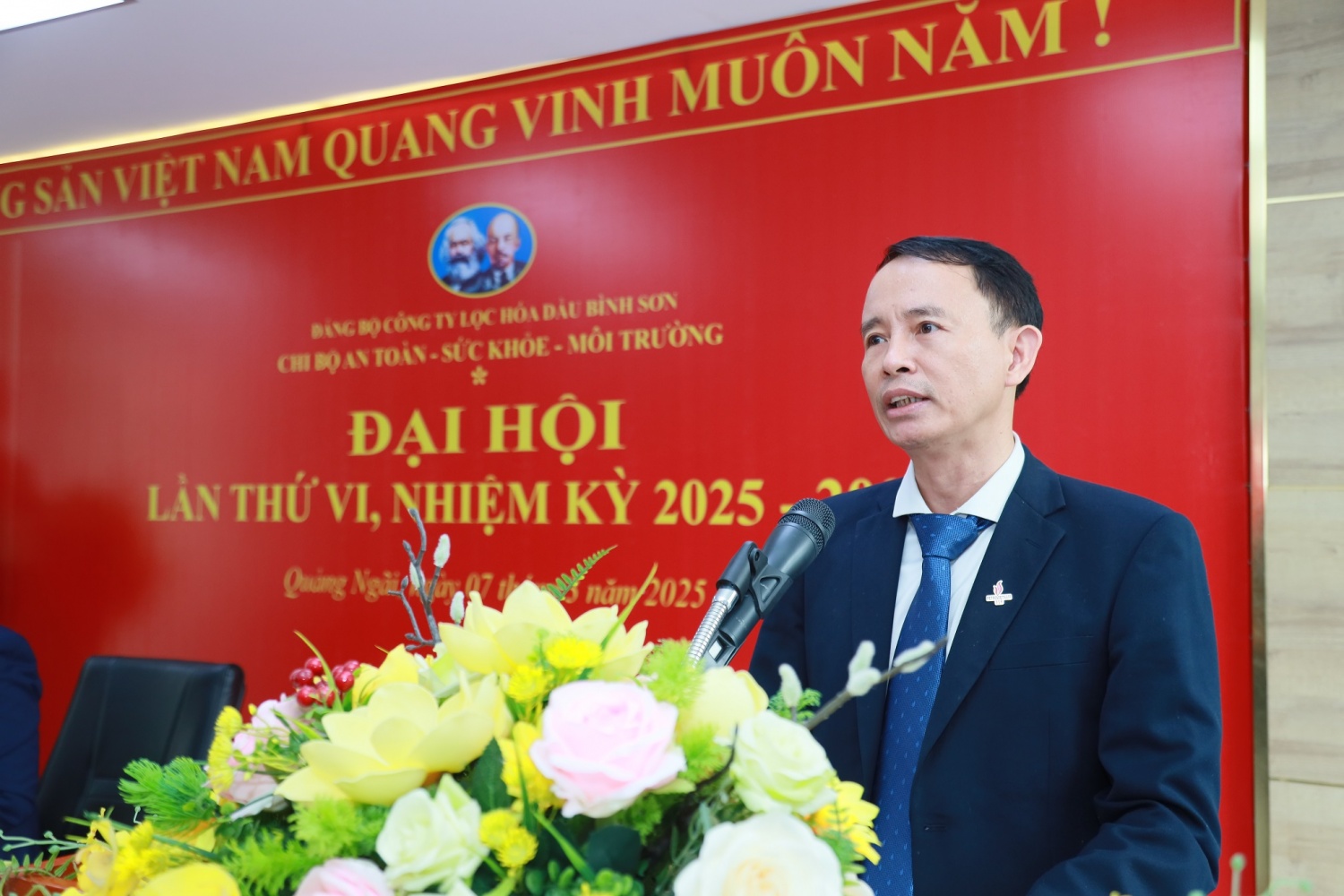 Đồng chí Nguyễn Quang Hưng - Bí thư Chi bộ ATSKMT trình bày dự thảo Báo cáo Tổng kết nhiệm kỳ 2022 - 2025 và phương hướng, nhiệm vụ nhiệm kỳ 2025 - 2027.