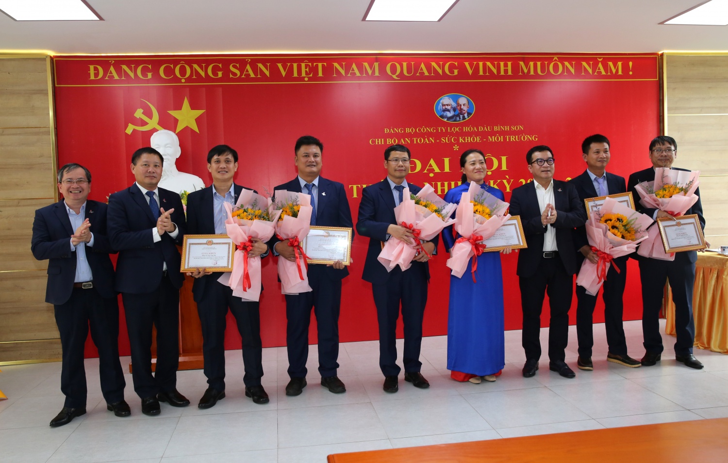 Khen thưởng cho các tập thể và cá nhân của Chi bộ ATSKMT có thành tích xuất sắc trong công tác vận hành sản xuất.