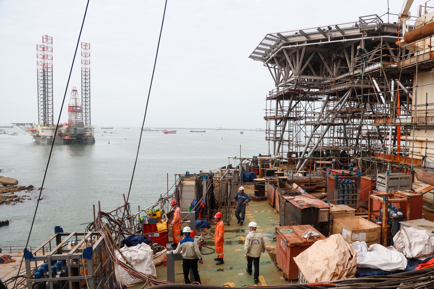 MT Cawthorne là tàu quốc tịch Panama của tập đoàn SAHARA - Nigeria được DQS tiếp nhận thực hiện cải hoán thành kho chứa dầu nổi FSO. Sau thời gian khảo sát và nghiên cứu, đầu tháng 1 vừa qua, tàu đã được DQS đưa vào dock sửa chữa để tiến hành sửa chữa, bảo dưỡng và cải hoán. Tàu sẽ được DQS thực hiện thay mới toàn bộ đường ống nước biển làm mát máy chính, đường ống làm mát điều hòa, đường ống làm mát máy phát điện, ống hệ thống xử lý nước thải, ống nước ngọt, ống khí nén…; thay mới gần 20 tấn sắ MT Cawthorne là tàu quốc tịch Panama của tập đoàn SAHARA - Nigeria được DQS tiếp nhận thực hiện cải hoán thành kho chứa dầu nổi FSO. Sau thời gian khảo sát và nghiên cứu, đầu tháng 1 vừa qua, tàu đã được DQS đưa vào dock sửa chữa để tiến hành sửa chữa, bả