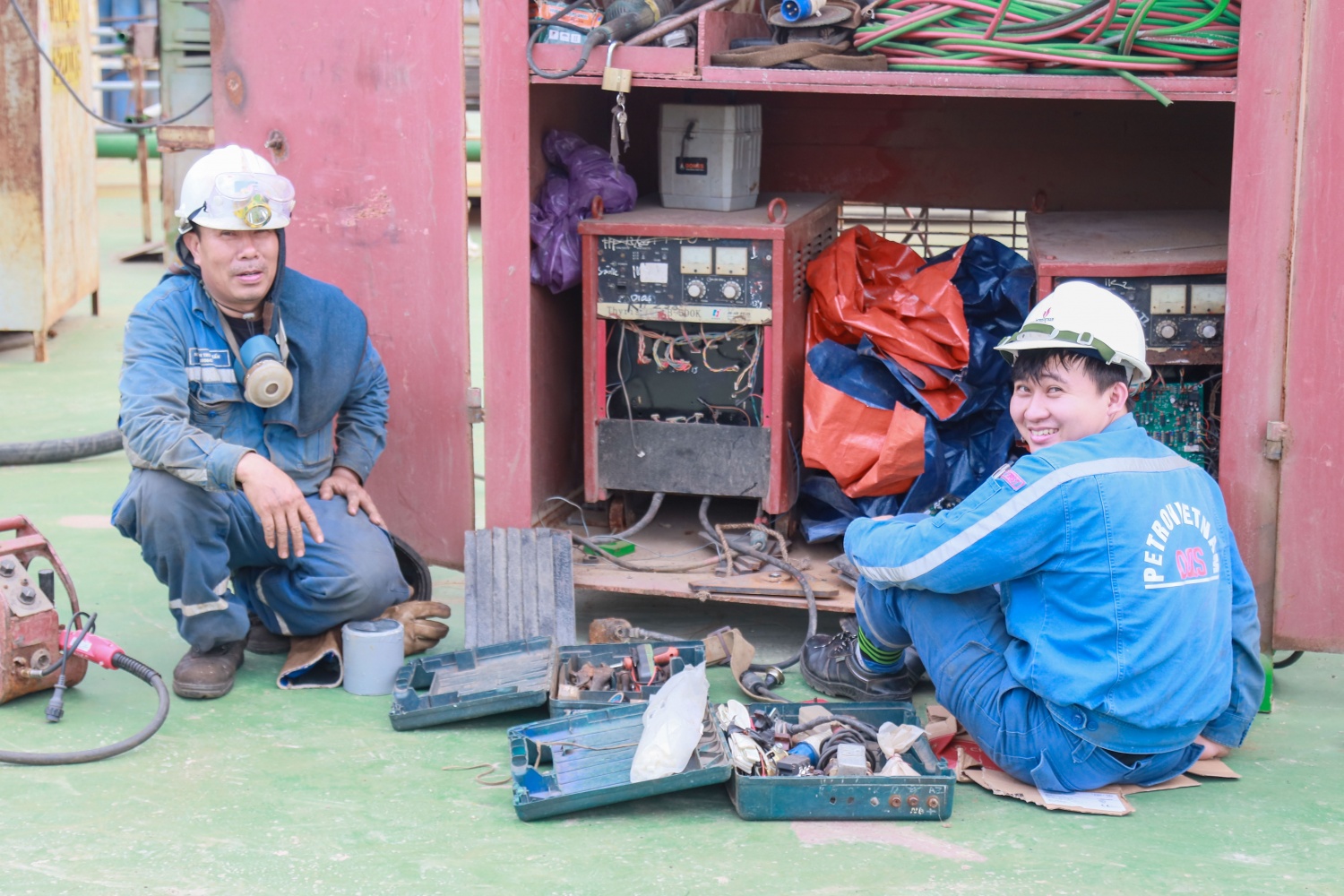 Tranh thủ những giờ giải lao, các công nhân chuẩn bị đồ nghề, thiết bị cho các công việc tiếp theo. Tranh thủ những giờ giải lao, các công nhân chuẩn bị đồ nghề, thiết bị cho các công việc tiếp theo.