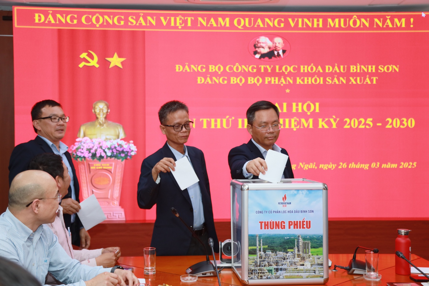 Các đảng viên tiến hành bỏ phiếu tại Đại hội. Các đảng viên tiến hành bỏ phiếu tại Đại hội.