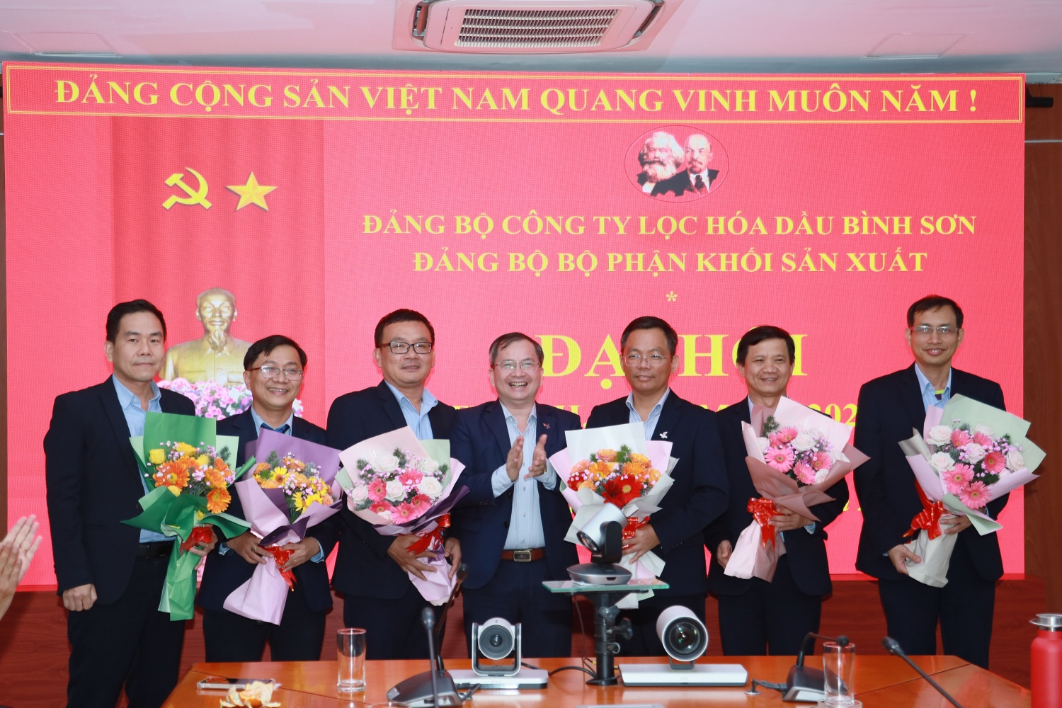 Cấp uỷ Đảng bộ Khối Sản xuất ra mắt Đại hội. Cấp uỷ Đảng bộ Khối Sản xuất ra mắt Đại hội.