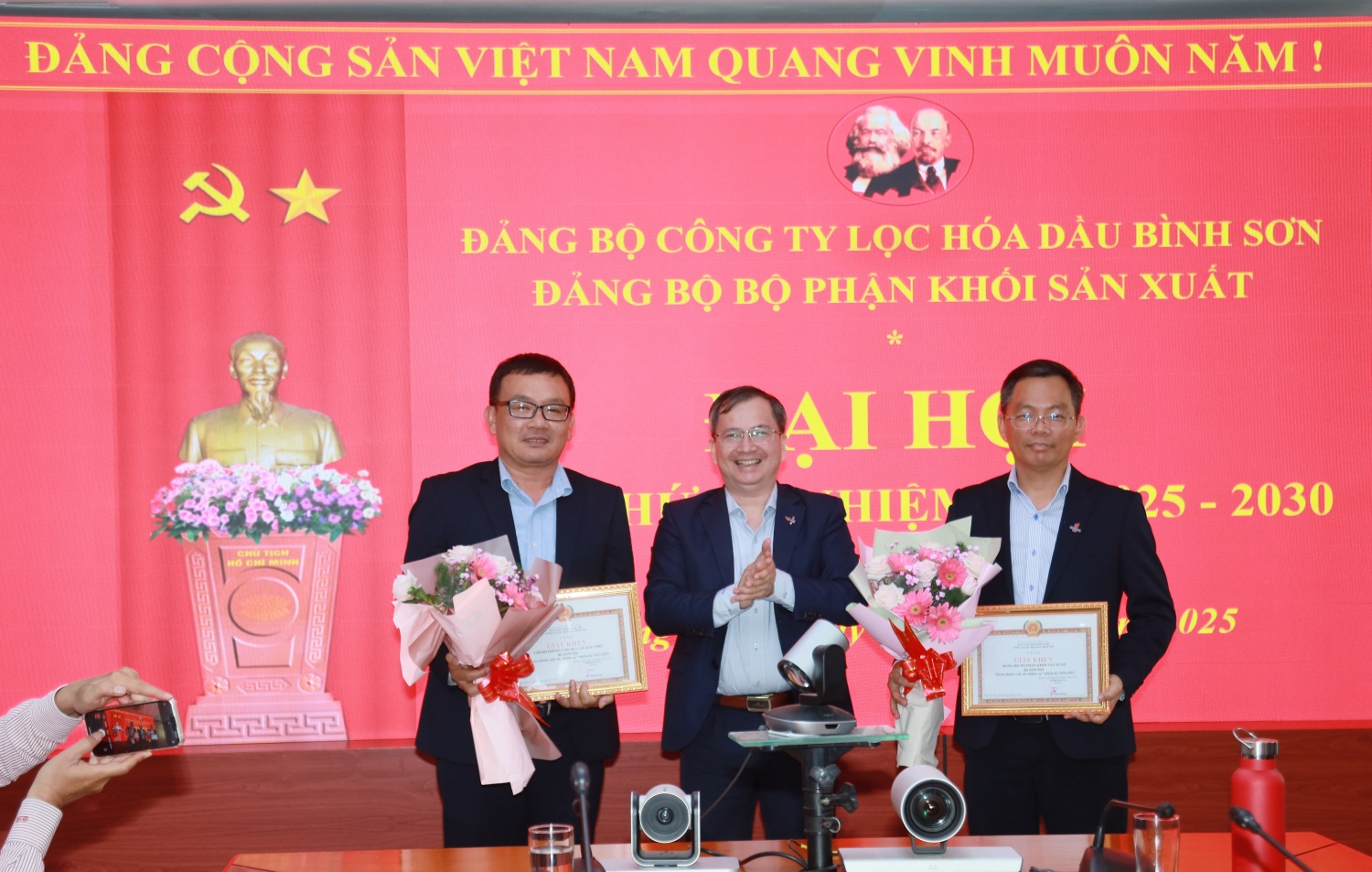 Đồng chí Khương Lê Thành - Phó Bí thư thường trực Đảng uỷ BSR trao tặng bằng khen cho đại diện Đảng bộ bộ phận Khối Sản xuất. Đồng chí Khương Lê Thành - Phó Bí thư thường trực Đảng uỷ BSR trao tặng bằng khen cho đại diện Đảng bộ bộ phận Khối Sản xuất.