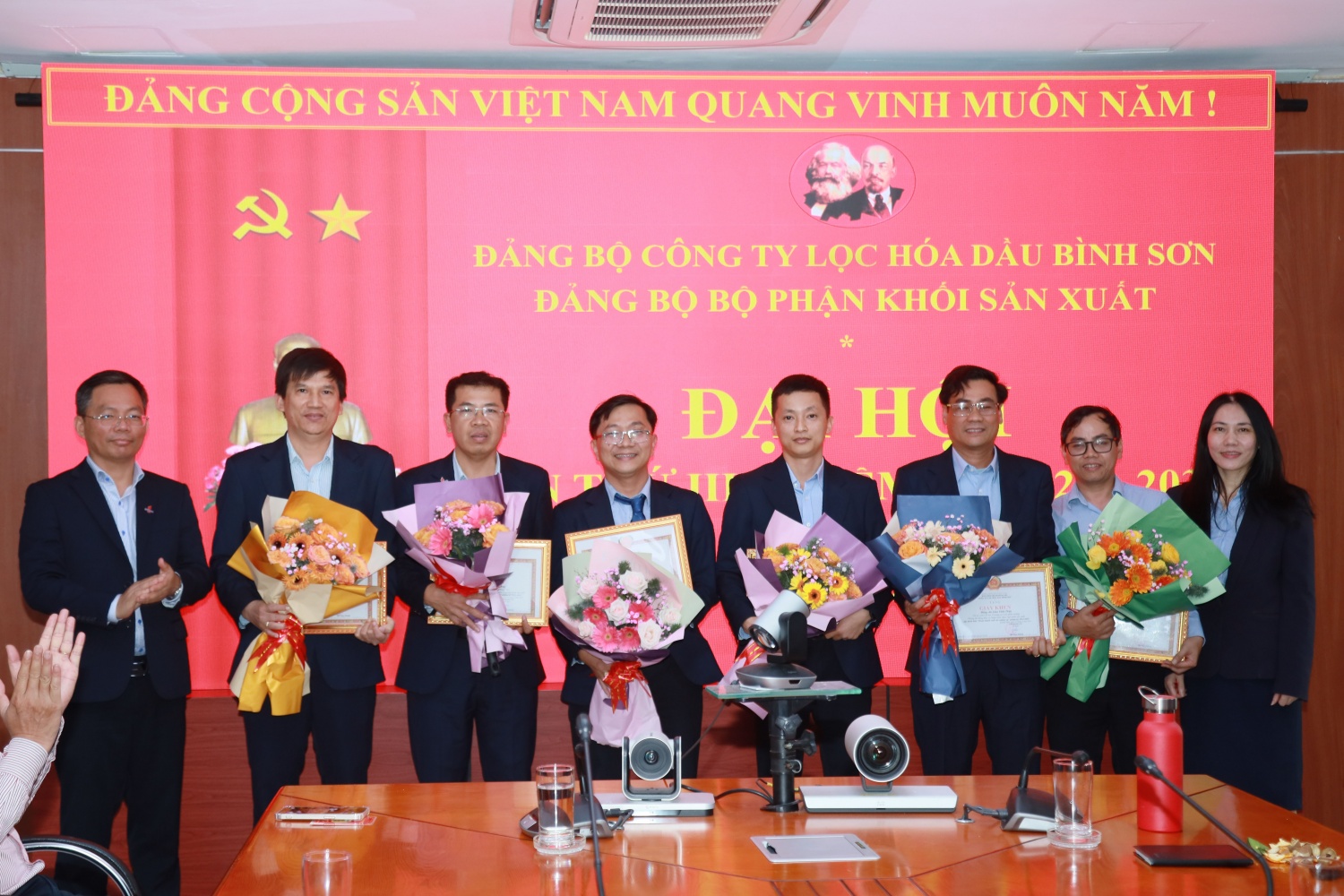 Đảng bộ bộ phận Khối Sản xuất trao tặng bằng khen cho các đảng viên hoàn thành xuất sắc nhiệm vụ trong nhiệm kỳ 2020 - 2025. Đảng bộ bộ phận Khối Sản xuất trao tặng bằng khen cho các đảng viên hoàn thành xuất sắc nhiệm vụ trong nhiệm kỳ 2020 - 2025.