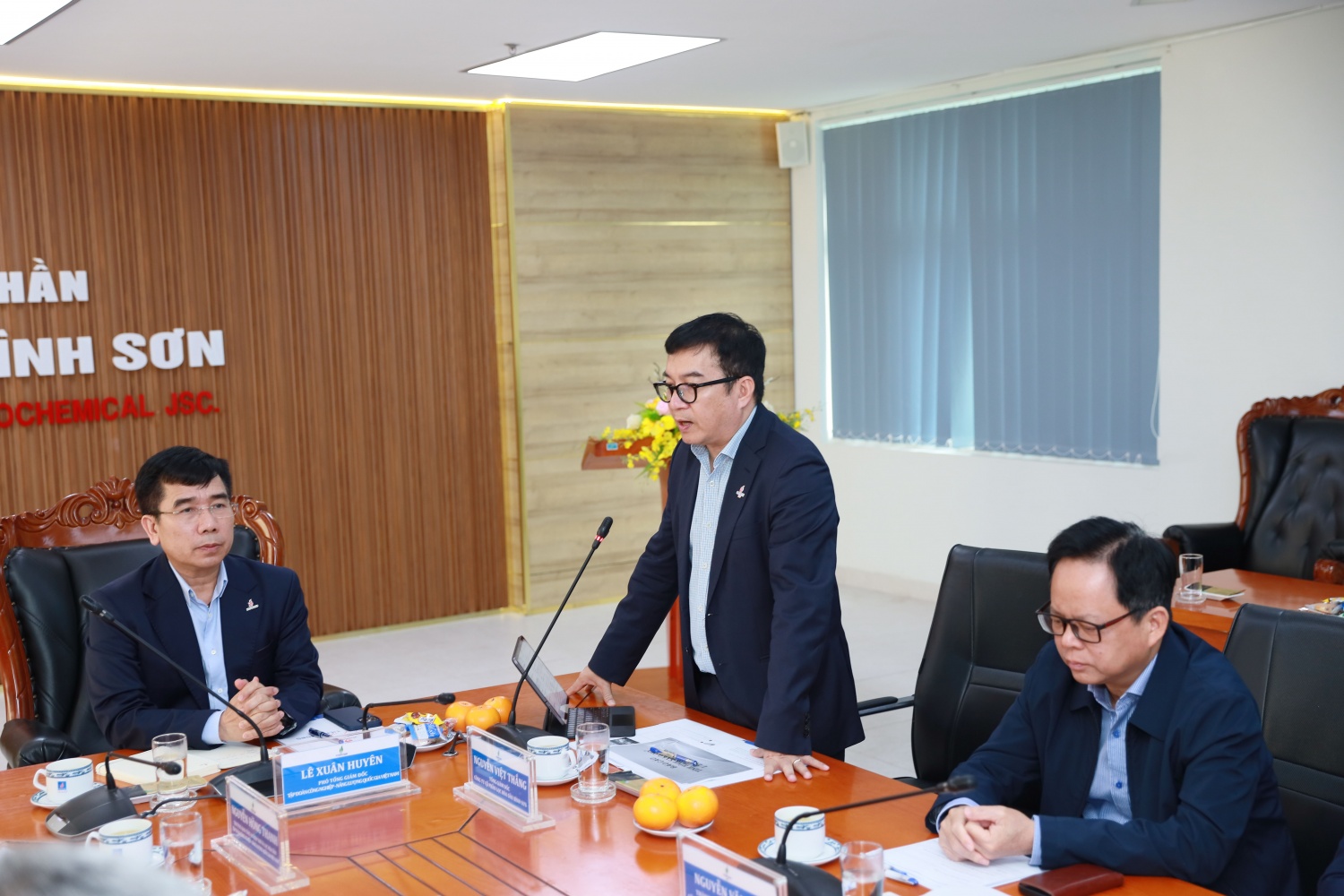 Tổng Giám đốc BSR Nguyễn Việt Thắng báo cáo tình hình hoạt động sản xuất kinh doanh của BSR. 