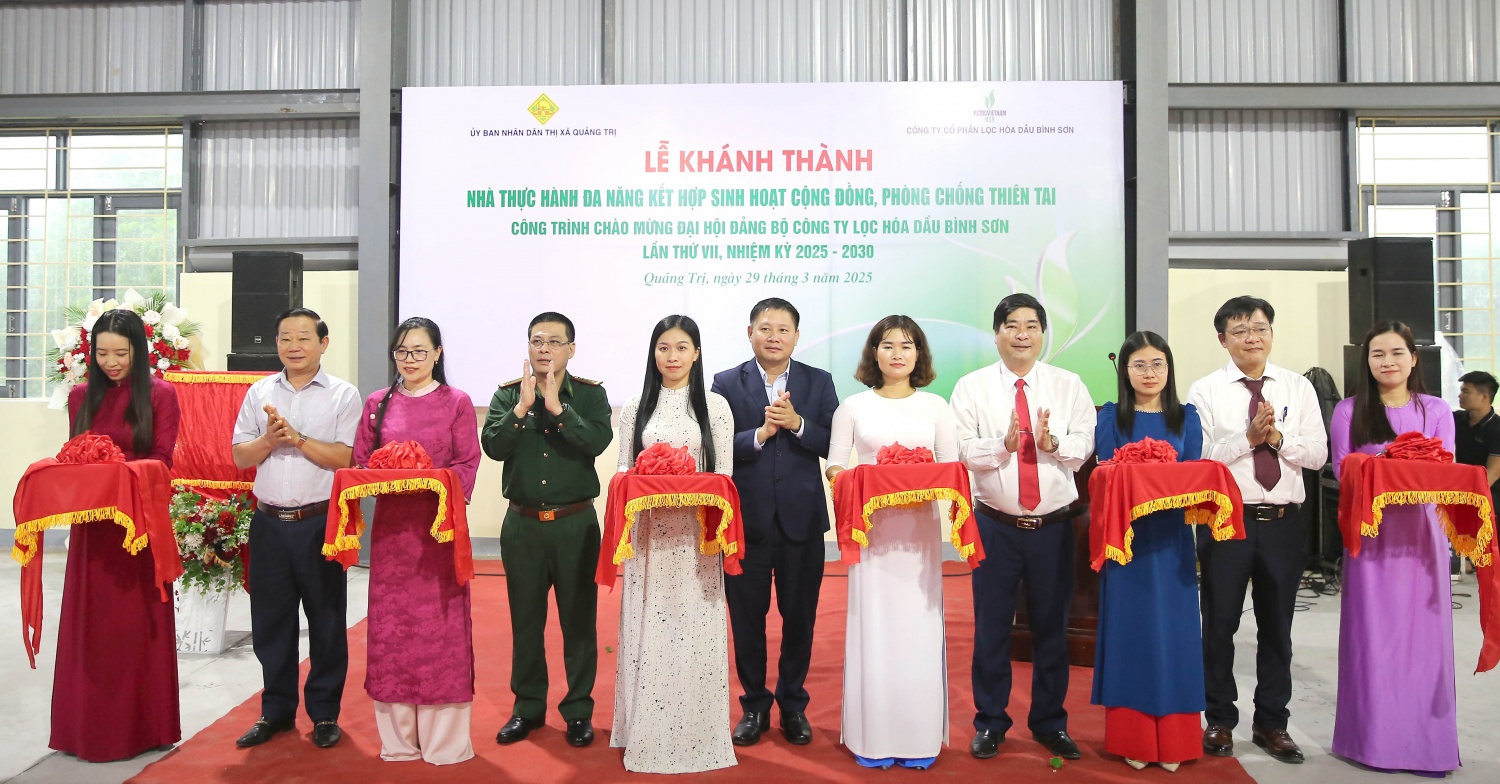2.	Các đại biểu cắt băng khánh thành công trình Nhà thực hành đa năng kết hợp phòng chống thiên tai.