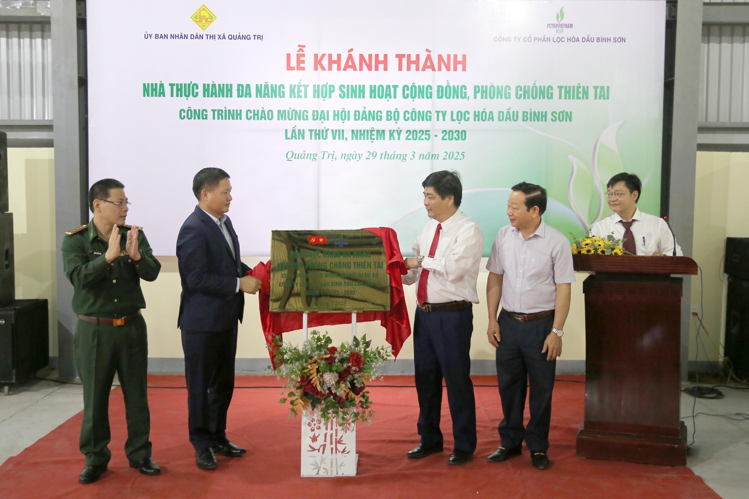 3.	Các đại biểu thực hiện nghi thức gắn biển công trình.