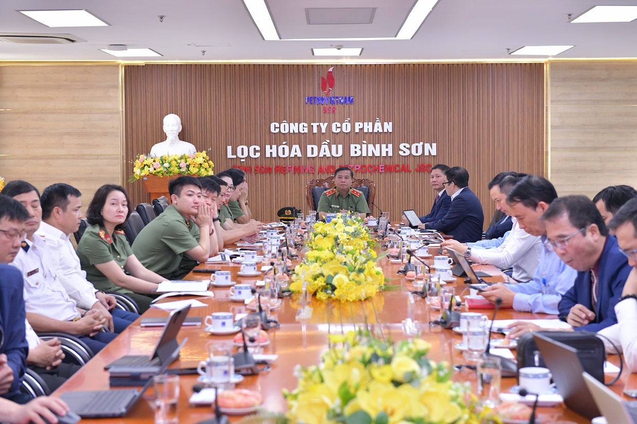 Toàn cảnh Hội nghị đảm bảo công tác an ninh, an toàn cho NMLD Dung Quất. Toàn cảnh Hội nghị đảm bảo công tác an ninh, an toàn cho NMLD Dung Quất.