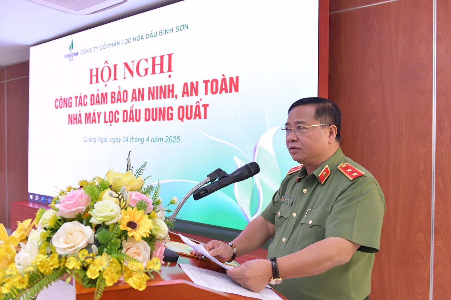 Trung tướng, Tiến sĩ Nguyễn Đình Thuận - Cục trưởng Cục An ninh kinh tế - Bộ Công an phát biểu chỉ đạo Hội nghị. Trung tướng, Tiến sĩ Nguyễn Đình Thuận - Cục trưởng Cục An ninh kinh tế - Bộ Công an phát biểu chỉ đạo Hội nghị.