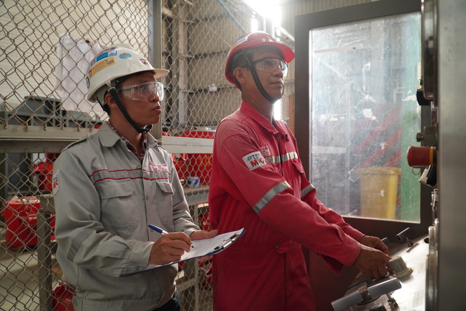 Trong quá trình làm việc với các đồng nghiệp, anh Lâm luôn cởi mở trong việc, chia sẻ những kinh nghiệm mà bản thân mình đã tích lũy.