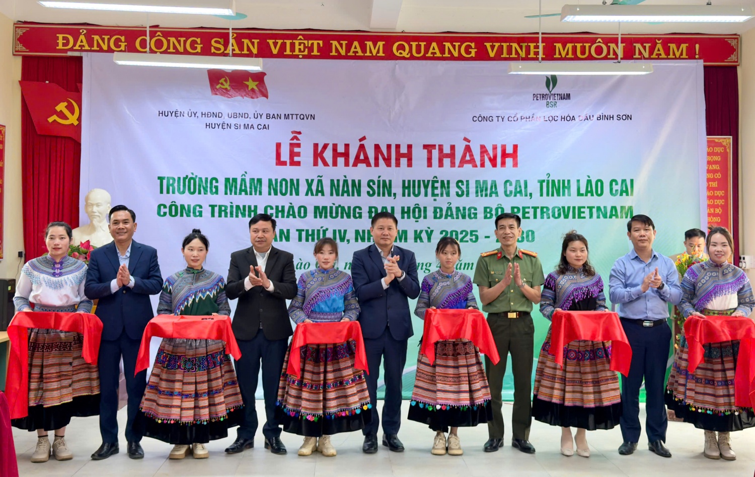Đại diện chính quyền địa phương và Công ty BSR thực hiện nghi thức cắt băng khánh thành, chính thức đưa công trình vào sử dụng, góp phần nâng cao chất lượng giáo dục của địa phương.