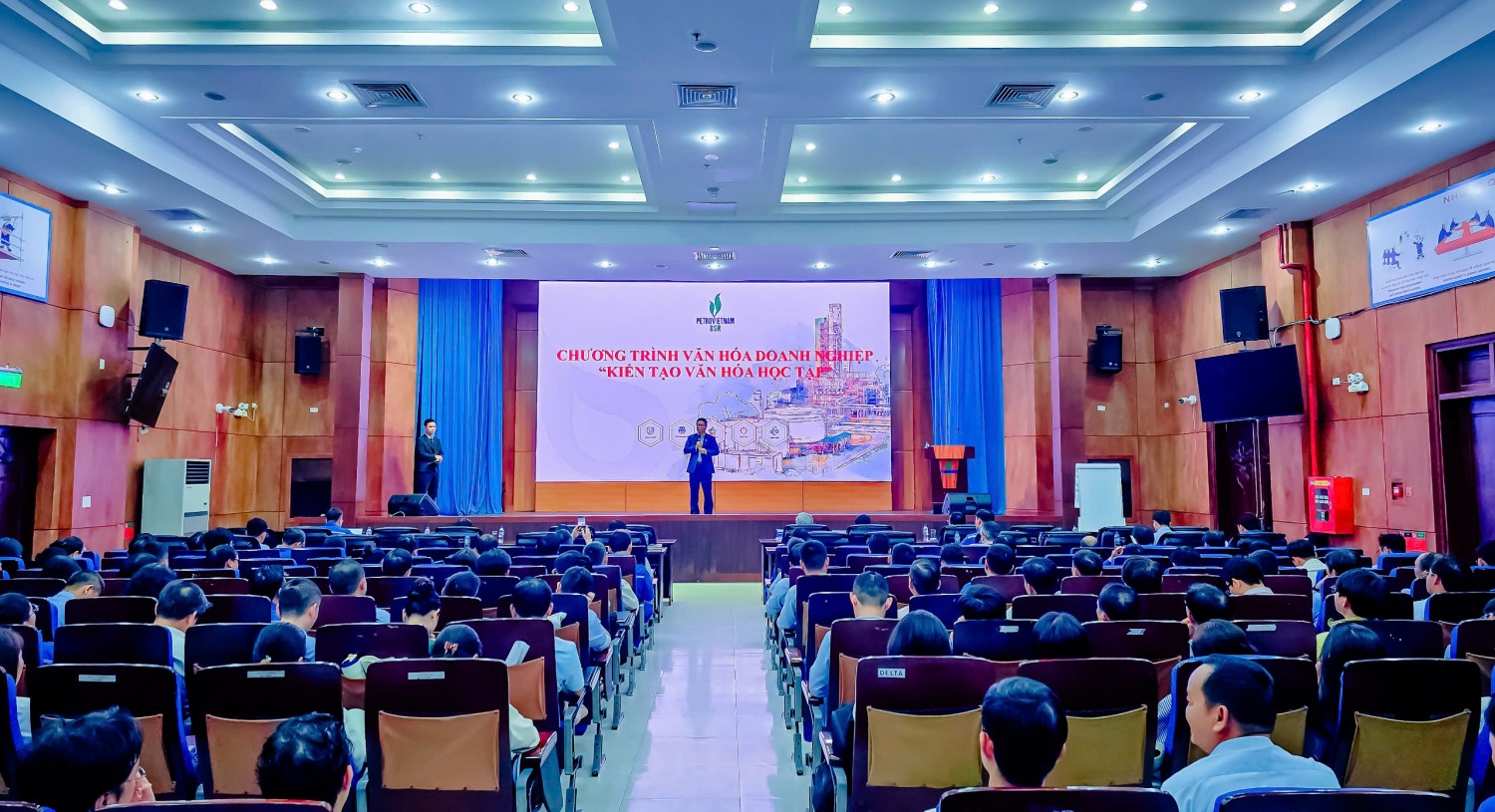 Đông đảo NLĐ BSR tham gia chương trình nói chuyện văn hóa doanh nghiệp với chủ đề “Kiến tạo Văn hóa học tập”. Đông đảo NLĐ BSR tham gia chương trình nói chuyện văn hóa doanh nghiệp với chủ đề “Kiến tạo Văn hóa học tập”.