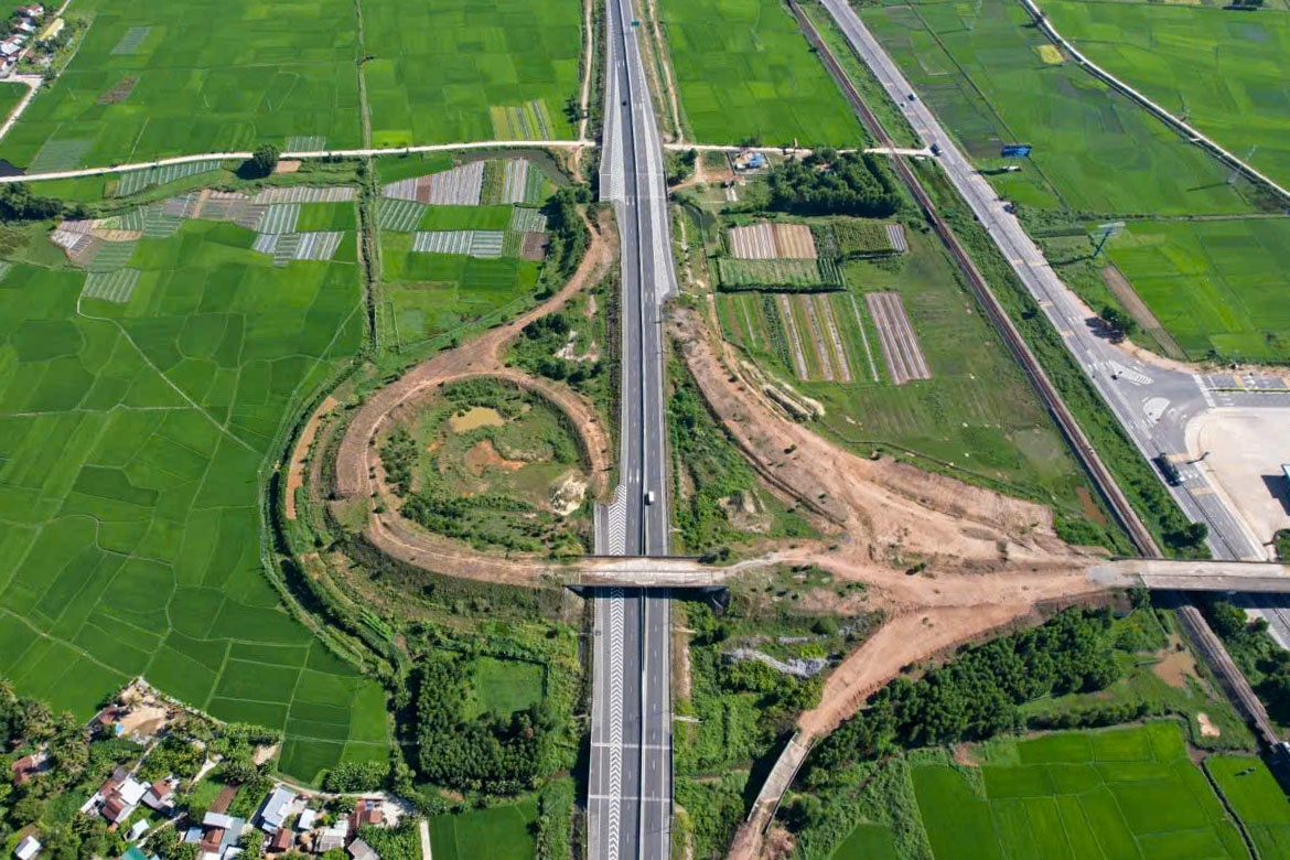 Khu vực nút giao Trì Bình - Dung Quất dẫn lên cao tốc Đà Nẵng - Quảng Ngãi. Tái khởi động nút giao thông kết nối KKT Dung Quất, nhiều thuận lợi với NMLD Dung Quất và DQS