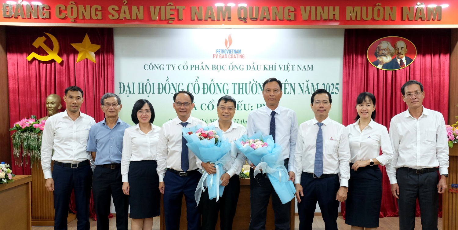 Lãnh đạo PV GAS COATING tặng hoa chúc mừng ông Trịnh Hải và ông Lê Đức Hòa Lãnh đạo PV GAS COATING tặng hoa chúc mừng ông Trịnh Hải và ông Lê Đức Hòa