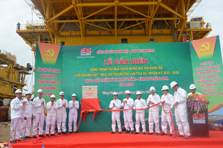 Gắn biển chào mừng Đại hội Đảng bộ Vietsovpetro XII tại Dự án mỏ Kình Ngư Trắng – Kình Ngư Trắng Nam Gắn biển chào mừng Đại hội Đảng bộ Vietsovpetro XII tại Dự án mỏ Kình Ngư Trắng – Kình Ngư Trắng Nam