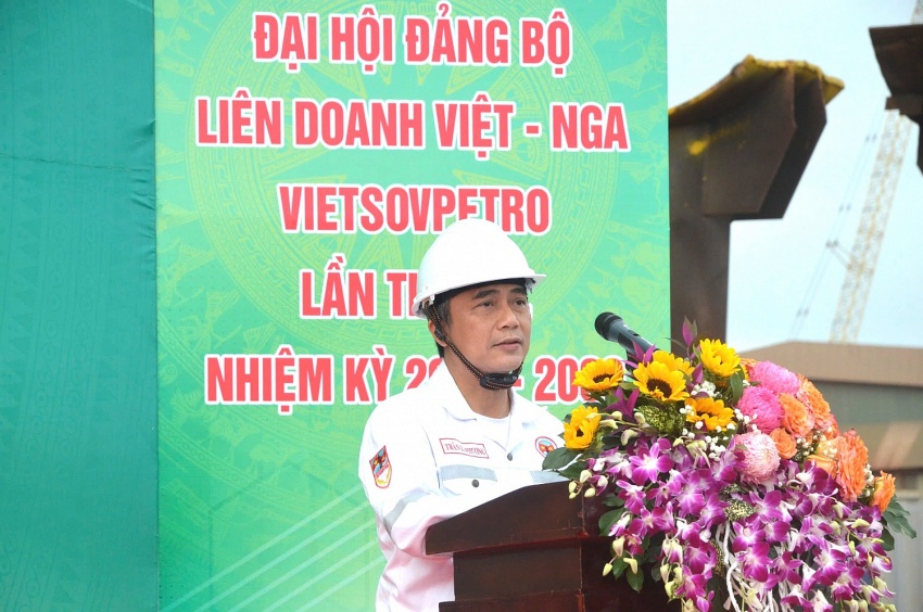 Gắn biển chào mừng Đại hội Đảng bộ Vietsovpetro XII tại Dự án mỏ Kình Ngư Trắng – Kình Ngư Trắng Nam Gắn biển chào mừng Đại hội Đảng bộ Vietsovpetro XII tại Dự án mỏ Kình Ngư Trắng – Kình Ngư Trắng Nam