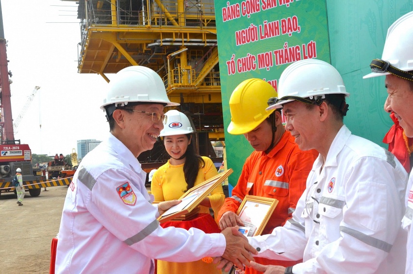 Gắn biển chào mừng Đại hội Đảng bộ Vietsovpetro XII tại Dự án mỏ Kình Ngư Trắng – Kình Ngư Trắng Nam Gắn biển chào mừng Đại hội Đảng bộ Vietsovpetro XII tại Dự án mỏ Kình Ngư Trắng – Kình Ngư Trắng Nam