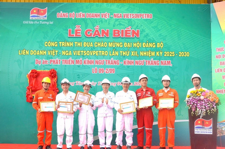 Gắn biển chào mừng Đại hội Đảng bộ Vietsovpetro XII tại Dự án mỏ Kình Ngư Trắng – Kình Ngư Trắng Nam Gắn biển chào mừng Đại hội Đảng bộ Vietsovpetro XII tại Dự án mỏ Kình Ngư Trắng – Kình Ngư Trắng Nam