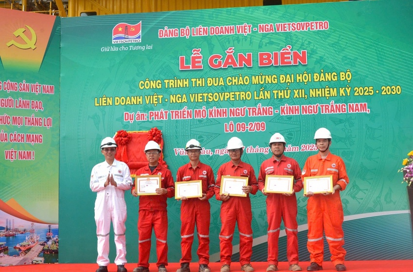Gắn biển chào mừng Đại hội Đảng bộ Vietsovpetro XII tại Dự án mỏ Kình Ngư Trắng – Kình Ngư Trắng Nam Gắn biển chào mừng Đại hội Đảng bộ Vietsovpetro XII tại Dự án mỏ Kình Ngư Trắng – Kình Ngư Trắng Nam