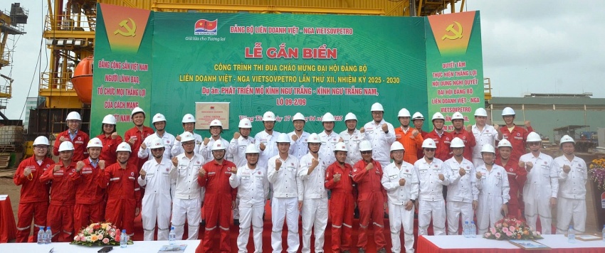 Gắn biển chào mừng Đại hội Đảng bộ Vietsovpetro XII tại Dự án mỏ Kình Ngư Trắng – Kình Ngư Trắng Nam Gắn biển chào mừng Đại hội Đảng bộ Vietsovpetro XII tại Dự án mỏ Kình Ngư Trắng – Kình Ngư Trắng Nam