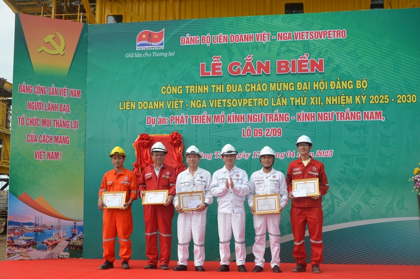 Gắn biển công trình thi đua Dự án phát triển mỏ Kình Ngư Trắng – Kình Ngư Trắng Nam Gắn biển công trình thi đua Dự án phát triển mỏ Kình Ngư Trắng – Kình Ngư Trắng Nam