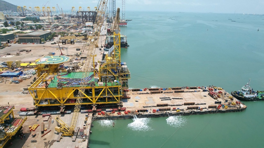 Gắn biển chào mừng Đại hội Đảng bộ Vietsovpetro XII tại Dự án mỏ Kình Ngư Trắng – Kình Ngư Trắng Nam Gắn biển chào mừng Đại hội Đảng bộ Vietsovpetro XII tại Dự án mỏ Kình Ngư Trắng – Kình Ngư Trắng Nam