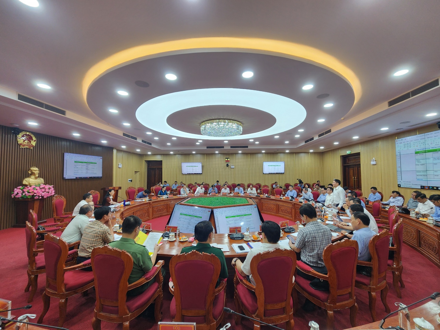 Toàn cảnh buổi làm việc giữa Ban Thường vụ Tỉnh ủy Quảng Ngãi và Công ty BSR. Toàn cảnh buổi làm việc giữa Ban Thường vụ Tỉnh ủy Quảng Ngãi và Công ty BSR.