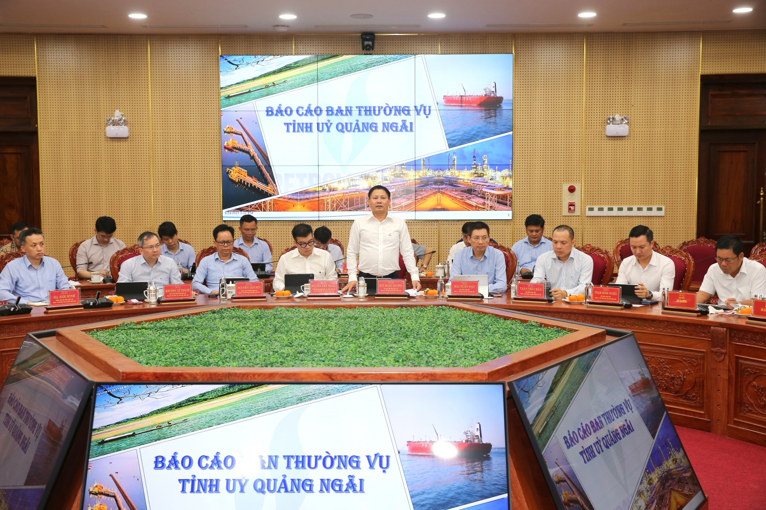 Ông Bùi Ngọc Dương - Bí thư Đảng ủy, Chủ tịch HĐQT BSR báo cáo các nội dung tại buổi làm việc. Ông Bùi Ngọc Dương - Bí thư Đảng ủy, Chủ tịch HĐQT BSR báo cáo các nội dung tại buổi làm việc.