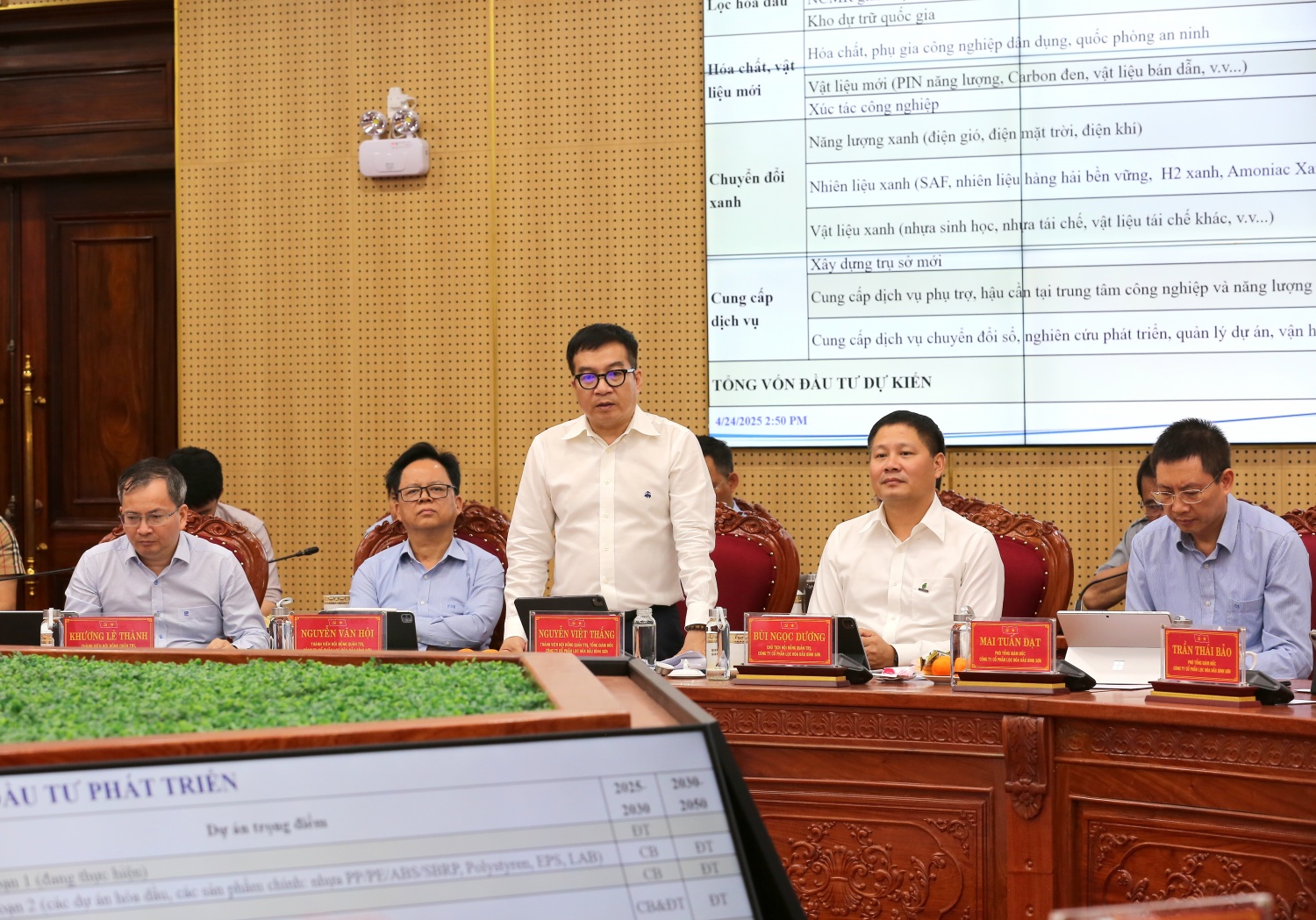 Ông Nguyễn Việt Thắng - Tổng Giám đốc BSR báo cáo các kiến nghị lên Ban Thường vụ Tỉnh ủy Quảng Ngãi Ông Nguyễn Việt Thắng - Tổng Giám đốc BSR báo cáo các kiến nghị lên Ban Thường vụ Tỉnh ủy Quảng Ngãi