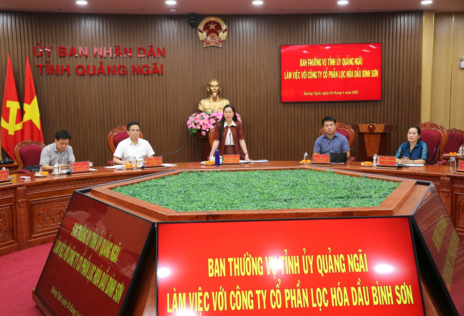 Ủy viên BCH Trung ương Đảng, Bí thư Tỉnh ủy, Chủ tịch HĐND tỉnh Quảng Ngãi Bùi Thị Quỳnh Vân phát biểu kết luận buổi làm việc. Ủy viên BCH Trung ương Đảng, Bí thư Tỉnh ủy, Chủ tịch HĐND tỉnh Quảng Ngãi Bùi Thị Quỳnh Vân phát biểu kết luận buổi làm việc.