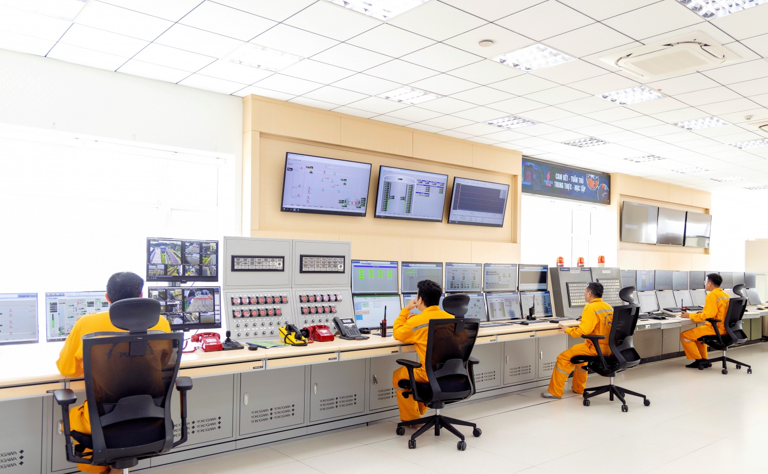 Chủ tịch HĐTV Petrovietnam Lê Mạnh Hùng tri ân và kỳ vọng các nhà khoa học vươn tới những thành tựu lớn lao hơn nữa Chủ tịch HĐTV Petrovietnam Lê Mạnh Hùng tri ân và kỳ vọng các nhà khoa học vươn tới những thành tựu lớn lao hơn nữa